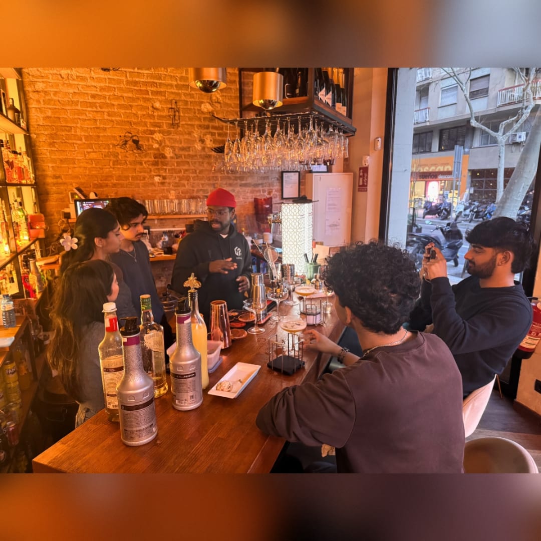 Creative Cocktail Experience with Cava & Tapas in a Local Bar