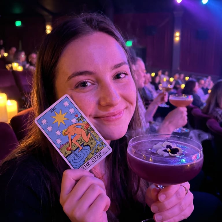 Tarot Sessions : un spectacle mystique entre cartes et cocktails