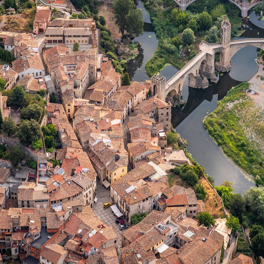 Tour Privado Medieval: Besalú, Castellfollit de la Roca, Santa Pau y Parque Natural de la Zona Volcánica