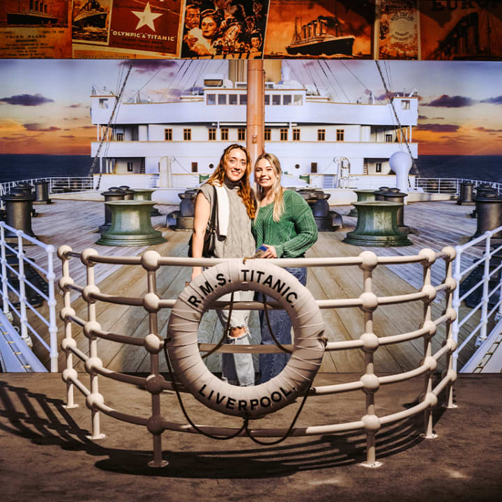 Cenário que reproduz o convés do Titanic em exposição imersiva sobre o navio.