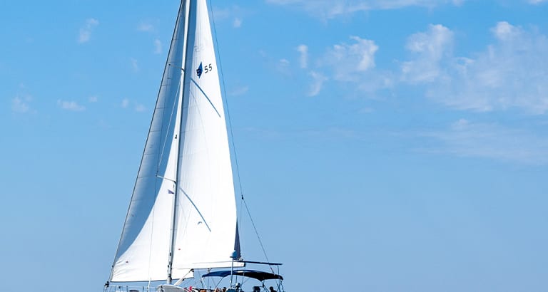 Paseo privado en velero por la costa de Barcelona con snacks y bebidas ...