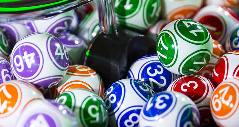 Jeu De Bingo Complet - Avec Plateau, Cage à Boules, Boules Numérotées Et Tampons (dabbers) - Pour Fêtes Et Famille