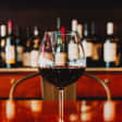 Copo de vinho & tábua de queijos e enchidos no Antiga Wine Bar