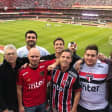 Assista a um jogo de futebol como um local