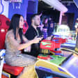 Diversión en una cita nocturna en FunDimension