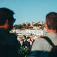 Hambúrguer com bebida e vistas no The Art Inn Rooftop Bar
