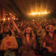 The Singing Crowd: Große Leinwand, Live-Musik und Energiegeladenes Gemeinsames Singen – Warteliste