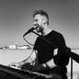 Melodic piano renditions by Simone en Velvet Room