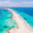 Descubre Formentera en coche o moto con alojamiento