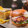 Hamburguesa y cóctel de la casa en Revoltosa Prado