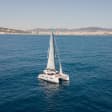 Crucero en catamarán, visita a una bodega y cata de vinos