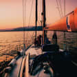 Passeio exclusivo ao pôr do sol num barco à vela