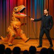 Inflatable Laughs: Comedia con disfraces inflables de dinosaurio - Lista de espera