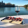 Sevilla: Paseo en barco por el Guadalquivir con aperitivo