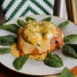 Huevos Benedict con bebida en Mafrens: ven a brunchear en la Latina