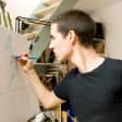 Session de dessin avec un modèle dans un studio d'artiste