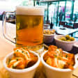 5 jarras de cerveza y 5 tapas de bravas en el Bar La Picaeta