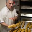 Cours de pâtisserie française : Baguettes et croissants dans une boulangerie parisienne