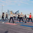 Vinyasa Yoga à 110m de hauteur sur la Grande Arche