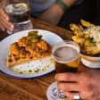 Pollo frito y cervezas artesanas en Dr. Beer & Mr. Fried