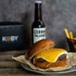 Hamburguesa y cerveza en Koby Burgers