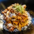 Pasta clásica hecha a mano con salsa boloñesa en Los Ángeles