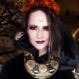 Halloween : Charmeuse de serpents en ligne !