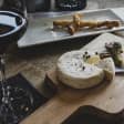 Menu de petiscos com copo de vinho para 1 ou 2 pessoas