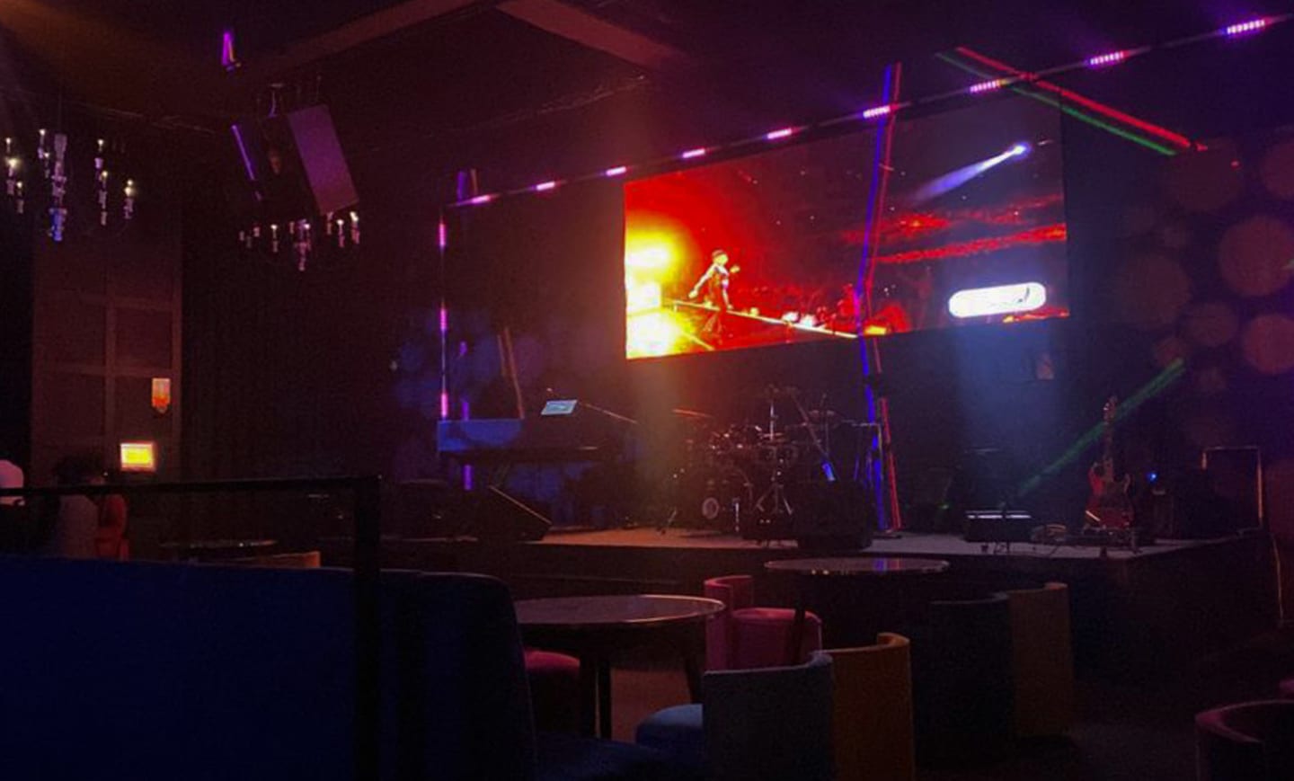 CARUSO CANTA BAR 1