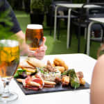 Planazo castizo para dos: tabla de aperitivos con dos dobles