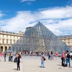Vivez une expérience inoubliable avec une enquête grandeur nature animée par deux comédiens, dans le quartier du Louvre !