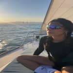 Velero privado disfutando de las mejores vistas de Barcelona