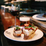 Menú 16 pintxos donostiarras + botella en Sagardi Euskal Etxea