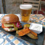 Burger vegana con bebida en Vega