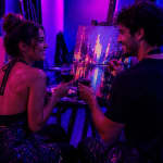 Viens découvrir Pinta Luz Art & Wine, Atelier de peinture au néon réservé aux adultes