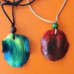 Taller de collares con flores de Jacaranda