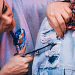 Customise une veste en jean unique avec le créateur de célébrités françaises