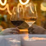 Tómate unos vinos en el patio de Tilda Neotaberna Castiza