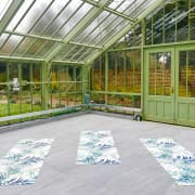 ﻿Yoga en invernadero en el Jardín Secreto del Parque Ravenscourt