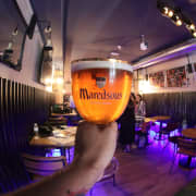 Cervezas artesanales y música en vivo en Así Sí