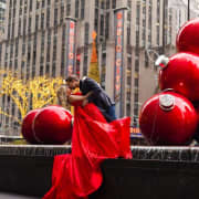 ﻿Memorable sesión de fotos con un vestido volador hecho a mano por Nueva York