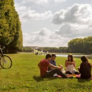 Visite de Versailles à vélo avec marché, jardins & Visite guidée du château