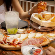 El brunch más castizo en Tilda Neotaberna Castiza