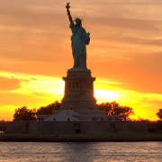 ﻿Crucero al atardecer por la Estatua de la Libertad y New York City Sky Line