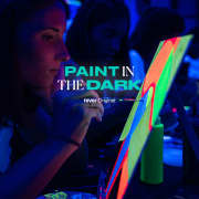 Paint in the Dark: Malkurs im Dunkeln mit Drinks