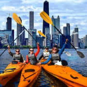 Alquiler de kayaks en la playa de Ohio Street, en el centro del lago Michigan de Chicago