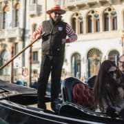 Venezia: Giro in gondola privato e cena romantica