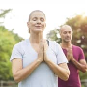 ﻿Yoga en el invernadero del Jardín Secreto del Parque Ravenscourt