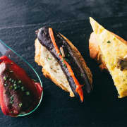 Menú 16 pinchos donostiarras + botella en Irati Taverna Basca