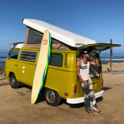 ﻿Tour de surf por la playa de Malibú en una furgoneta VW de época